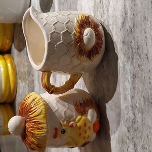 Vintage chicken cream and sugar.